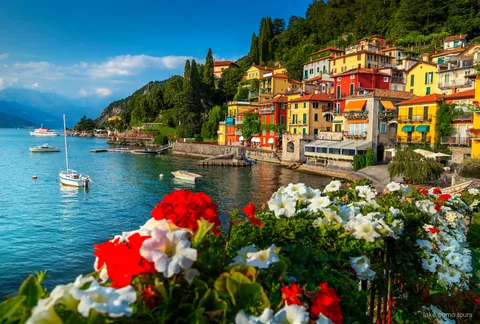 Boottocht op het Comomeer met zicht op villa's bij Bellagio tijdens de dagtrip naar Lugano