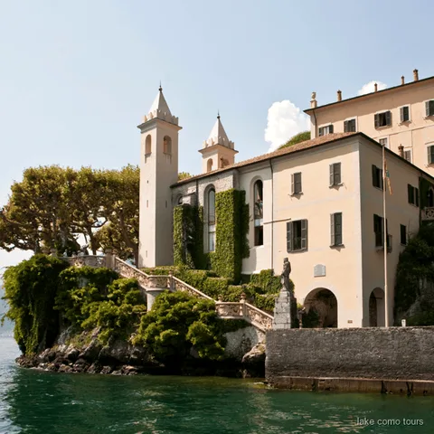 Giardini terrazzati di Villa del Balbianello sul Lago di Como visti dall'acqua