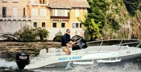 Selbstfahrer-Bootsvermietung ohne Führerschein auf dem Comer See an Seevillen vorbei