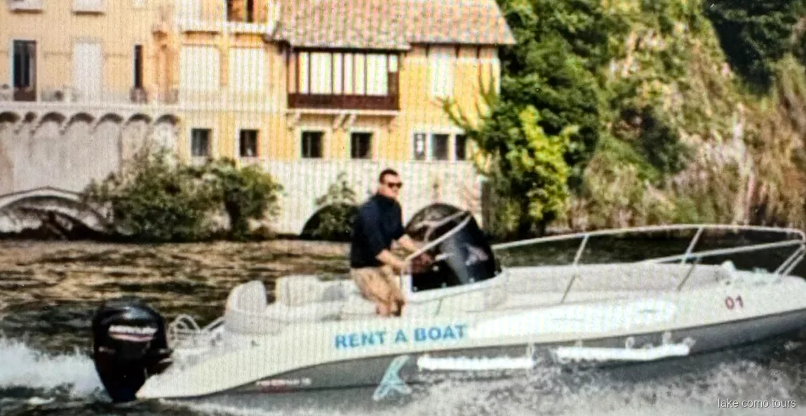 Selbstfahrer-Bootsvermietung ohne Führerschein auf dem Comer See an Seevillen vorbei