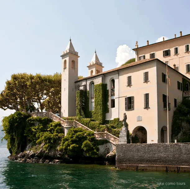 Jardins esglaonats de la Villa del Balbianello al Llac de Como vistos des de l'aigua