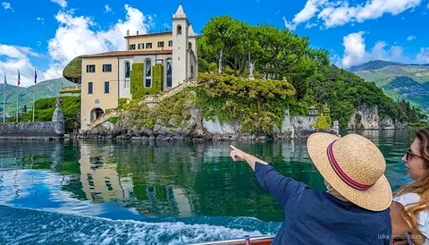 Croisière en petit groupe sur le lac de Côme passant devant des villas près de Bellagio