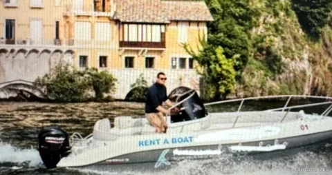 Location de bateau en conduite libre sans permis sur le lac de Côme passant devant des villas au bord du lac