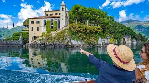 ベラージオ近くの湖畔の別荘群を通過する、コモ湖の小グループクルーズ