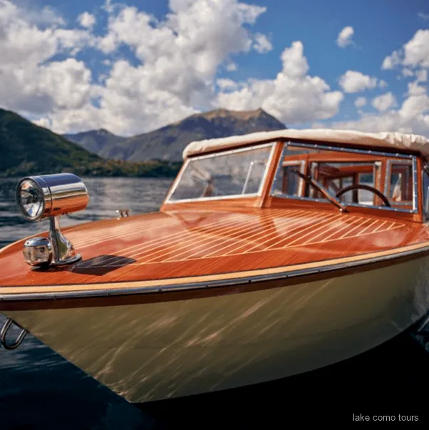 Paseo en barco al atardecer en el Lago de Como con luz dorada sobre el agua