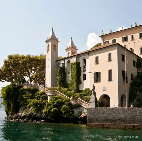 Terrassierte Gärten der Villa del Balbianello am Comer See, vom Wasser aus gesehen