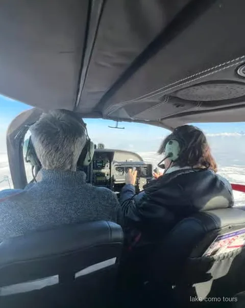 Idrovolante privato in decollo dal Lago di Como vicino alla base dell'Aero Club di Como