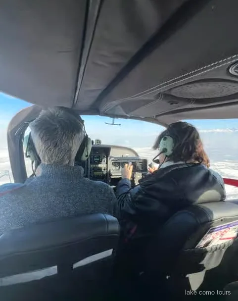 Privé watervliegtuig stijgt op vanaf het Comomeer bij de Aero Club-basis van Como